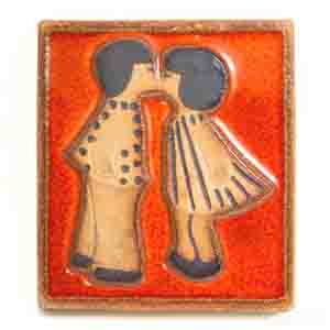 soholm relief 3571 by noomi backhausen depicting a pair of kissing children